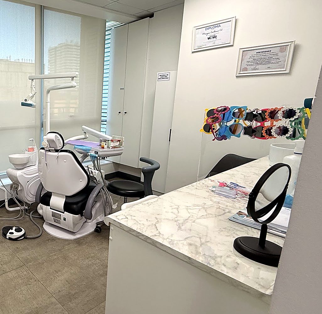 Box 1 con sillón dental, certificados de la Dra. Marigen Grollmus y gafas de colores para niños