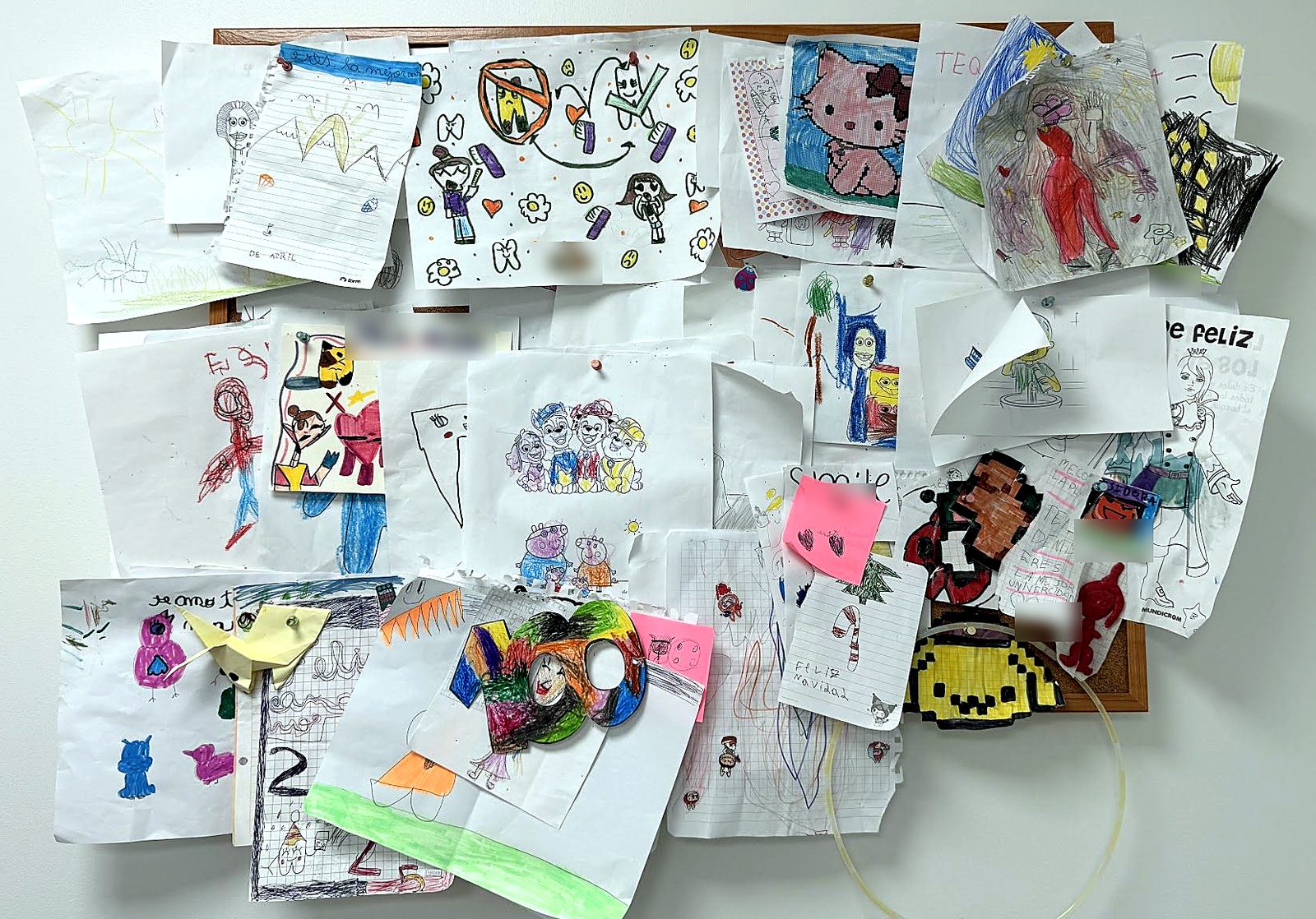 Muro de la clínica cubierto de dibujos y cartas de niñas y niños pacientes